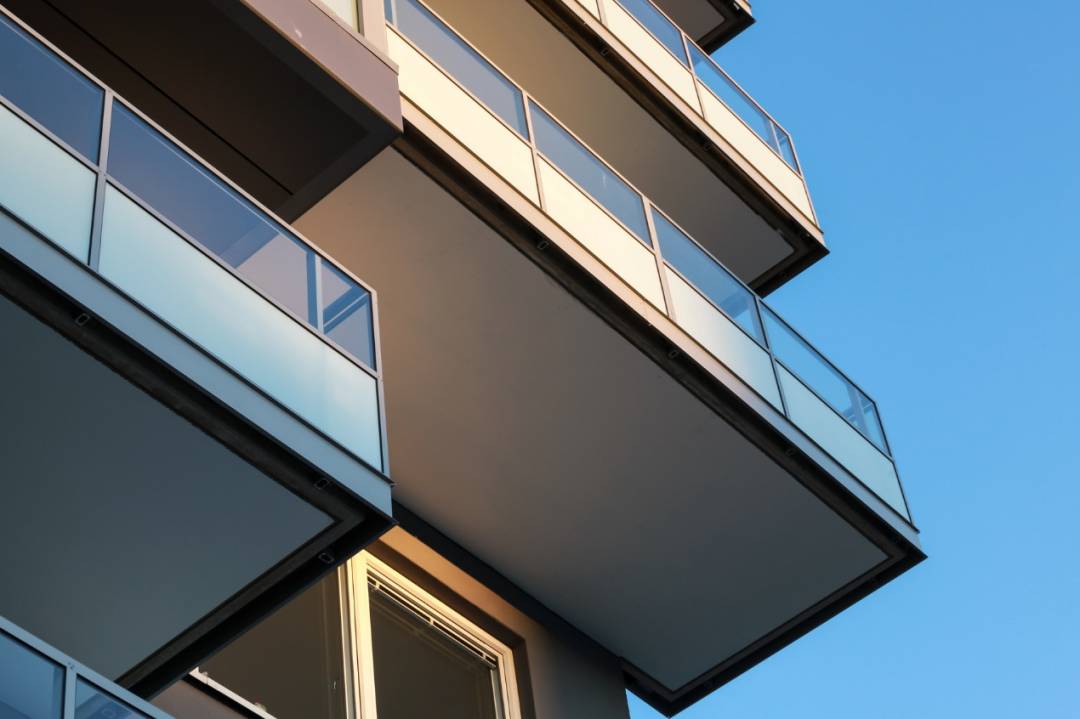 Projet de condominium rampe en verre balcon