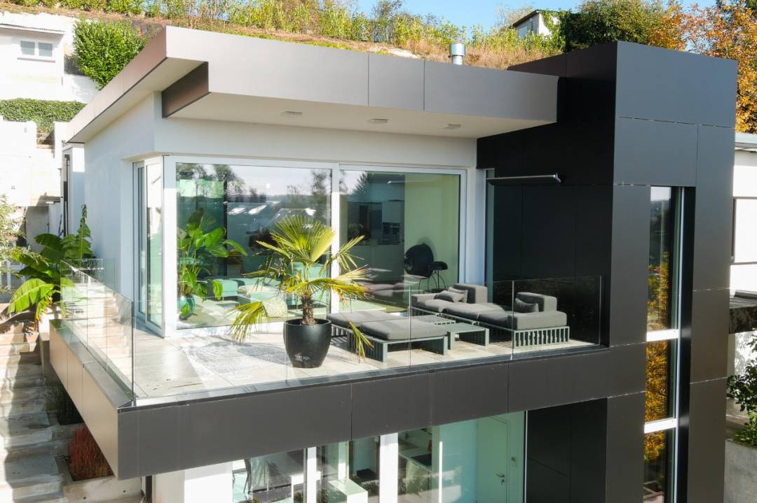 Maison moderne rampe en verre terrasse