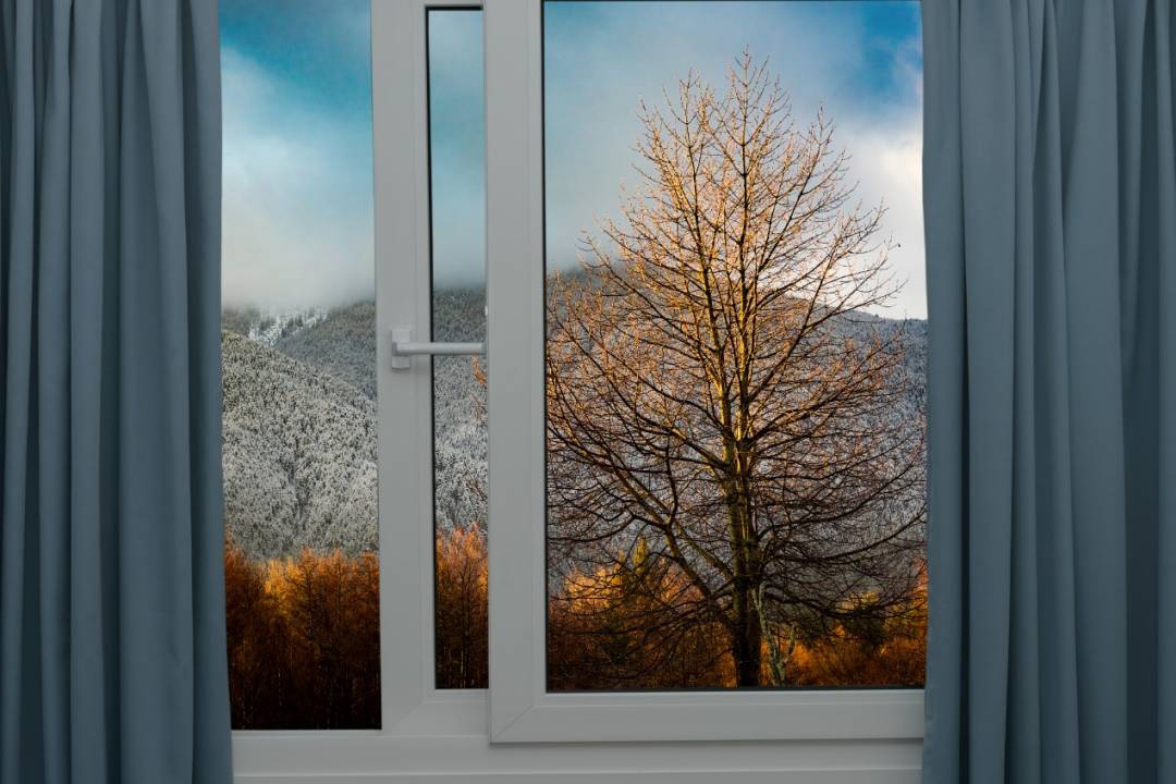 Fenêtre ouverte sur un paysage d'automne canadien