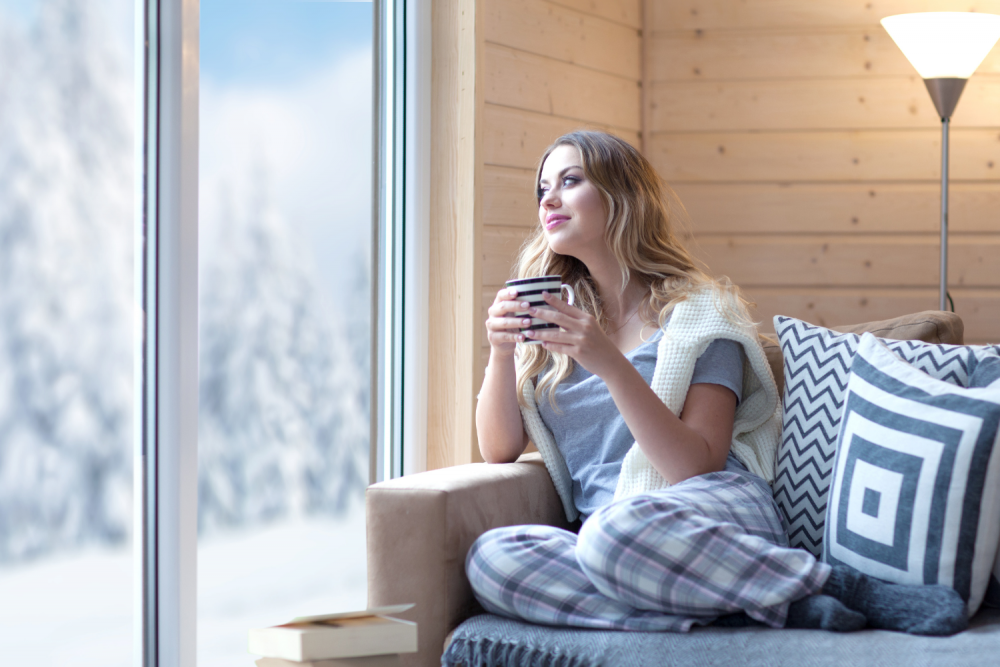 Femme confortable dans son solarium l'hiver