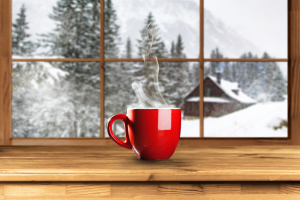 Tasse de chocolat chaud devant fenêtres en hiver